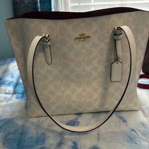 Coach beautiful coach bag clean,  beautiful, color gold & off white!